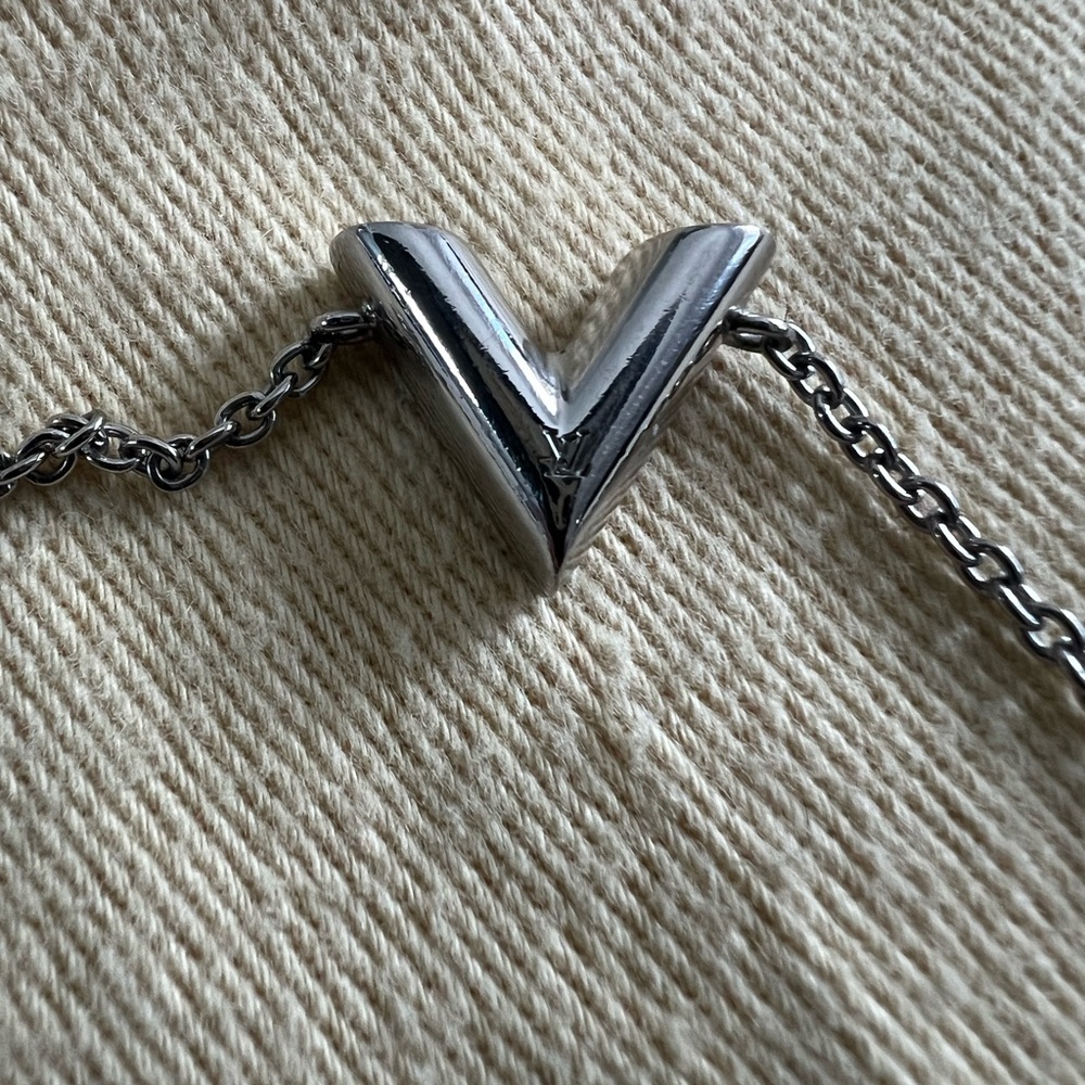Louis Vuitton Silver V Chain Bracelet - Picture 2 of 12